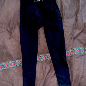 Black legging capris w/butt scrunch by Naturyl